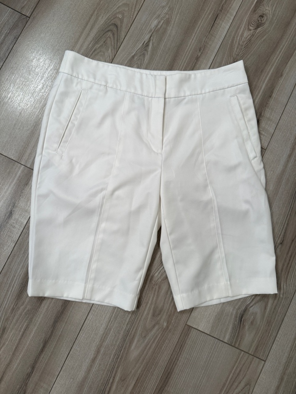 Izod Womens White Tailored Bermuda Golf Shorts - size 8